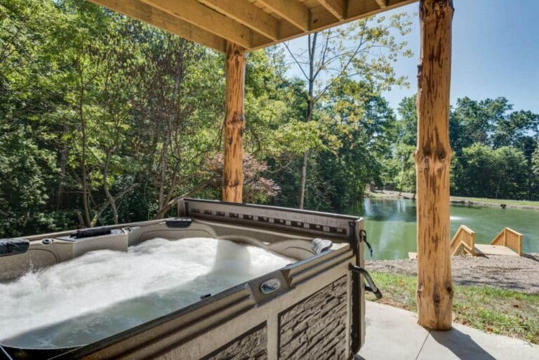 Stone Lake Lodge hot tub
